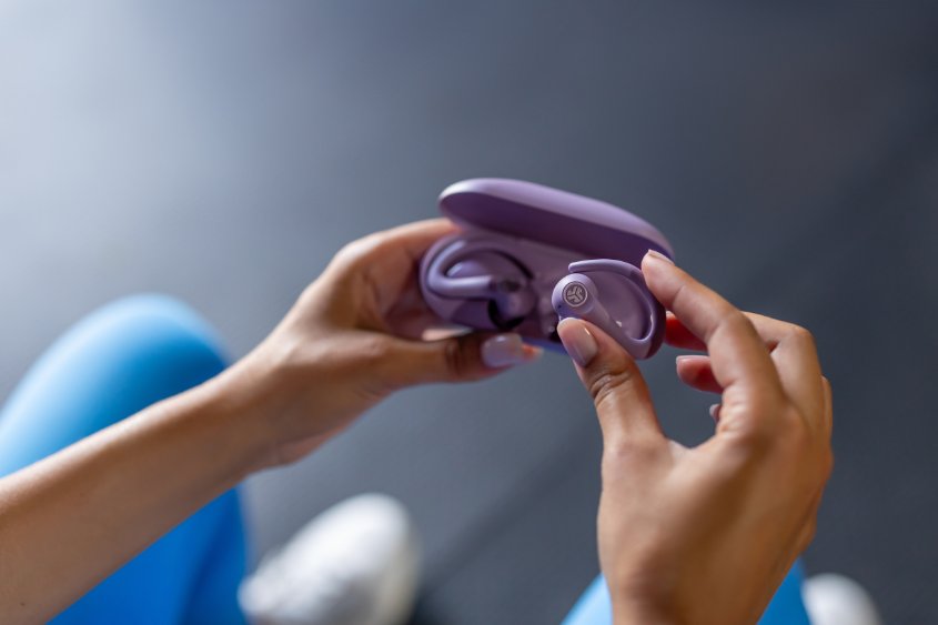 Go Sport ANCのイヤーフックと充電ケース。手に持った状態で形状を確認できる。