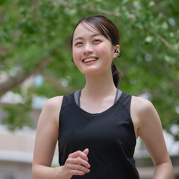 健光浴イヤーカフイヤホンを装着したランニング時の使用イメージ。
